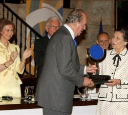 Don Juan Carlos hace entrega del "Premio Europeo Carlos V 2008" a la ex presidenta del Parlamento Europeo, Simone Veil
