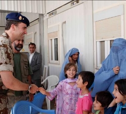 El Príncipe saluda a unos niños afganos en Herat