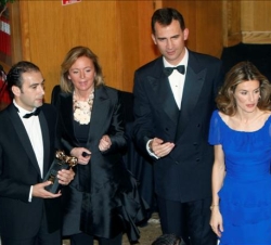 Los Príncipes, con el fotógrafo Andrés Ballesteros, galardonado con el Premio Mingote, y la editora de ABC, Catalina Luca de Tena