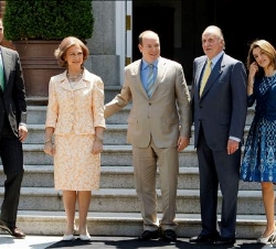 Los Reyes, acompañados por los Príncipes de Asturias, junto al Príncipe Alberto II de Mónaco