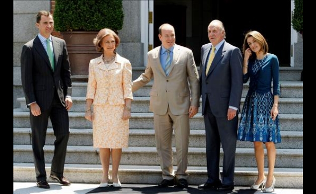 Los Reyes, acompañados por los Príncipes de Asturias, junto al Príncipe Alberto II de Mónaco