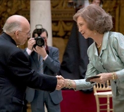 Su Majestad la Reina entrega el VII Premio Yehudi Menuhin a la Integración de las Artes y la Educación al maestro José Antonio Abreu, momentos antes d