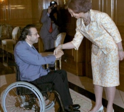 Su Majestad la Reina saluda a un miembro de la Junta de Gobierno del Real Patronato sobre Discapacidad