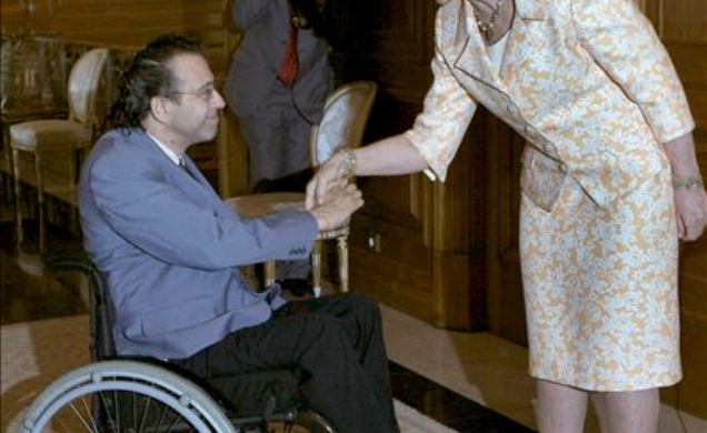Su Majestad la Reina saluda a un miembro de la Junta de Gobierno del Real Patronato sobre Discapacidad