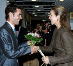 Doña Elena saluda a Javier Soto Rey, atleta paralímpico español, a su llegada a la sede del Consejo Superior de Deportes