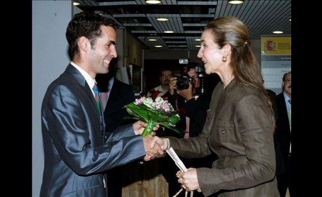 Doña Elena saluda a Javier Soto Rey, atleta paralímpico español, a su llegada a la sede del Consejo Superior de Deportes