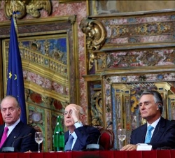 Don Juan Carlos y los Presidentes de Italia y Portugal, en la mesa presidencial