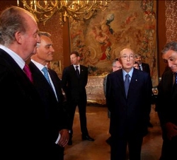 El Rey, el Presidente Cavaco Silva y el Presidente Napolitano, en el Palacio Real de Nápoles
