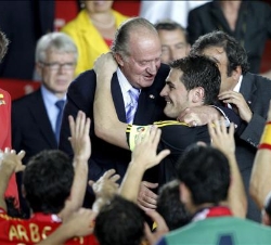 Don Juan Carlos abraza al capitán de la Selección Española, Iker Casillas, en presencia de Doña Sofía