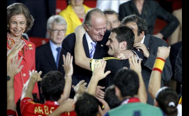 Don Juan Carlos abraza al capitán de la Selección Española, Iker Casillas, en presencia de Doña Sofía