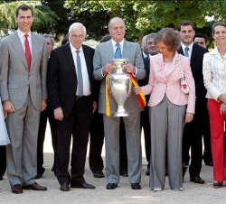 Don Juan Carlos con el trofeo, junto a Doña Sofía, los Príncipes de Asturias, la Infanta Doña Elena y Luis Aragonés