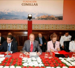 Sus Majestades los Reyes junto al presidente de Cantabria y la ministra de Educación, Política Social y Deporte, durante la reunión del Patronato de l