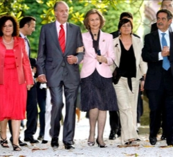 Don Juan Carlos y Doña Sofía, acompañados por el presidente de Cantabría, Miguel Angel Revilla, la alcaldesa de Comillas, María Teresa Noceda, y la vi