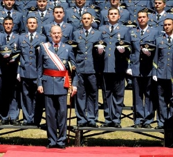 Don Juan Carlos, con los nuevos sargentos