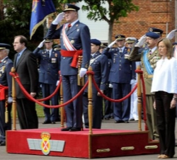 Su Majestad, en la tribuna, junto a la ministra de Defensa y el presidente de la Junta de Castilla y León