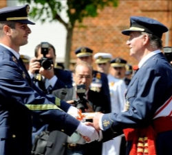 El Rey entrega el Real Despacho al número uno del Cuerpo de Especialistas, el sargento Raúl Jiménez Gomez