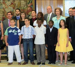 Sus Majestades los Reyes acompañados por una representación de niños y de los patronos de la Fundación del Colegio Imperial de Niños Huérfanos de San 