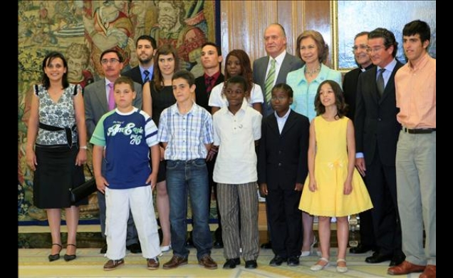 Sus Majestades los Reyes acompañados por una representación de niños y de los patronos de la Fundación del Colegio Imperial de Niños Huérfanos de San 