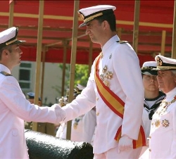 Su Alteza Real el Príncipe de Asturias felicita a uno de los nuevos sargentos