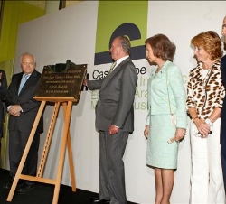 Don Juan Carlos y Doña Sofía descubren una placa conmemorativa acompañados por el ministro de Asuntos Exteriores y de Cooperación, Miguel Ángel Morati