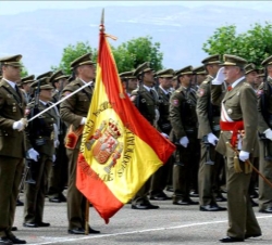 Don Juan Carlos saluda a la bandera antes de presidir la entrega de despachos a los nuevos suboficiales