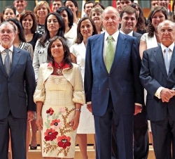 El Rey, con los nuevos jueces, junto al presidente del Tribunal Supremo y del Consejo General del Poder Judicial, Francisco José Hernando, y el minist
