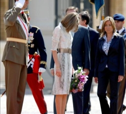Saludo de los Príncipes de Asturias ante la Bandera Nacional