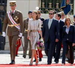 Sus Altezas Reales, junto al presidente del Gobierno de Aragón, Marcelino Iglesias, y la ministra de Defensa, Carme Chacón