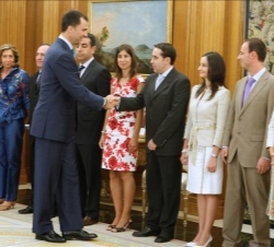 El Príncipe de Asturias saluda a los funcionarios de la XXIII promoción del Cuerpo Superior de Intervención y Contabilidad de la Administración de la 