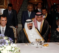 Doña Sofía, Don Felipe y el Rey de Arabia Saudí, Abdullah Bin Abdulaziz Al-Saud, durante la cena