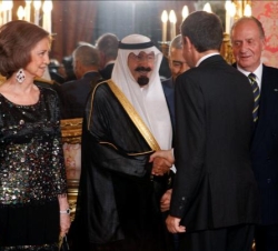 El Presidente del Gobierno, saluda al Rey de Arabía Saudí, Abdullah Bin Abdulaziz Al-Saud, en presencia de Sus Majestades los Reyes