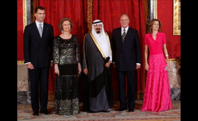 Sus Majestades los Reyes y Sus Altezas Reales los Príncipes de Asturias antes de la cena ofrecida en el Palacio Real de Madrid en honor del Rey de Ara