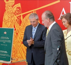 Don Juan Carlos y Doña Sofía acompañados por el presidente de la Xunta, Emilio Pérez Touriño, durante la inauguración hoy de la exposición "Alfon