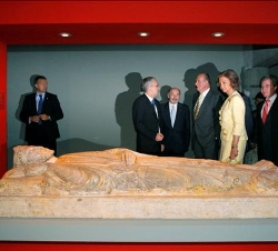 Sus Majestades los Reyes observan la tumba de Alfonso IX junto al ministro de Cultura, César Antonio Molina, y el alcalde de A Coruña, Javier Losada