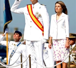 Los Príncipes de Asturias, durante la interpretación del Himno Nacional