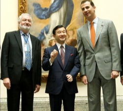 El Príncipe de Asturias y el Príncipe Heredero de Japón, junto al jefe del Departamento de Pintura del siglo XVIII, delante de La Inmaculada de Soult,