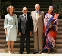 Sus Majestades los Reyes junto al Presidente de la República Islámica de Mauritania y su esposa, a las puertas del Palacio Real de la Almudaina