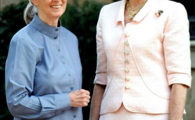 Su Majestad la Reina junto a la Sra. Jane Goodall