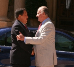 Don Juan Carlos recibe el saludo del Presidente venezolano, Hugo Chávez