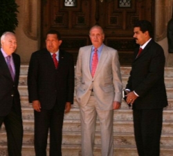Su Majestad el Rey con el Presidente de la República Bolivariana de Venezuela, Hugo Chávez, y los ministros de Exteriores de Venezuela y España, Nicol