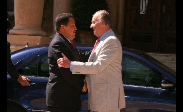 Don Juan Carlos recibe el saludo del Presidente venezolano, Hugo Chávez