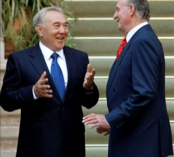 El Rey y el Presidente de la República de Kazajstán conversan animadamente