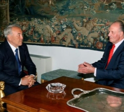Don Juan Carlos conversa con el Presidente de Kazajstán
