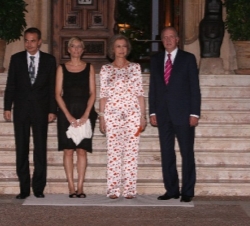 Sus Majestades los Reyes con el presidente del Gobierno y la Sra. de Rodríguez Zapatero, momentos antes de la cena ofrecida en el Palacio de Marivent