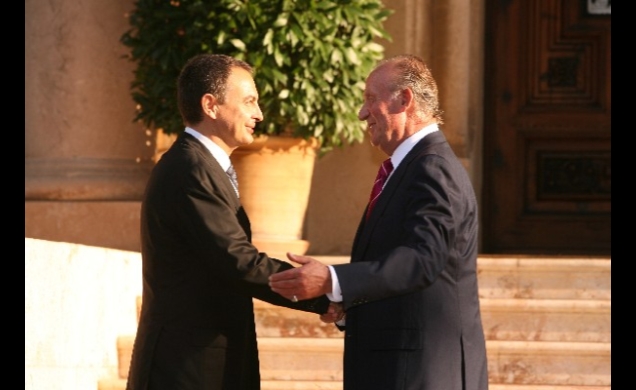 Don Juan Carlos recibe el saludo del presidente del Gobierno, José Luis Rodríguez Zapatero