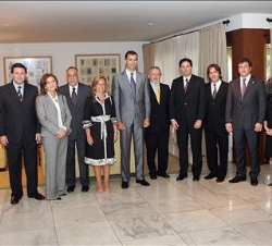 Don Felipe, con destacados miembros de la sociedad paraguaya, antes del almuerzo en la Residencia de la Embajada de España