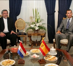 El Príncipe, con el Presidente electo, Fernando Lugo, en el Palacio de Mburuvichá Roga