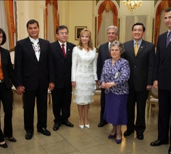 Su Alteza Real con los Presidentes de Ecuador, Rafael Correa; de Paraguay, Nicanor Duarte; de Uruguay, Tabaré Vázquez; y de Taiwán, Ma Ying-jeou; junt