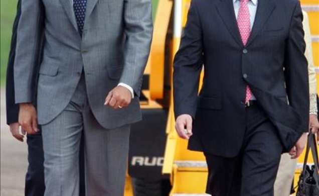 Su Alteza Real el Príncipe de Asturias, acompañado por el ministro de Relaciones Exteriores de Paraguay, Rubén Ramírez Lezcano, a su llegada al Aeropu