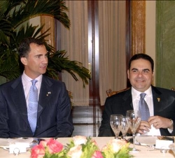 Don Felipe, junto al Presidente de El Salvador, Elías Antonio Saca Luga, en la cena ofrecida por el Presidente Fernández Reyna en el Palacio Presidenc